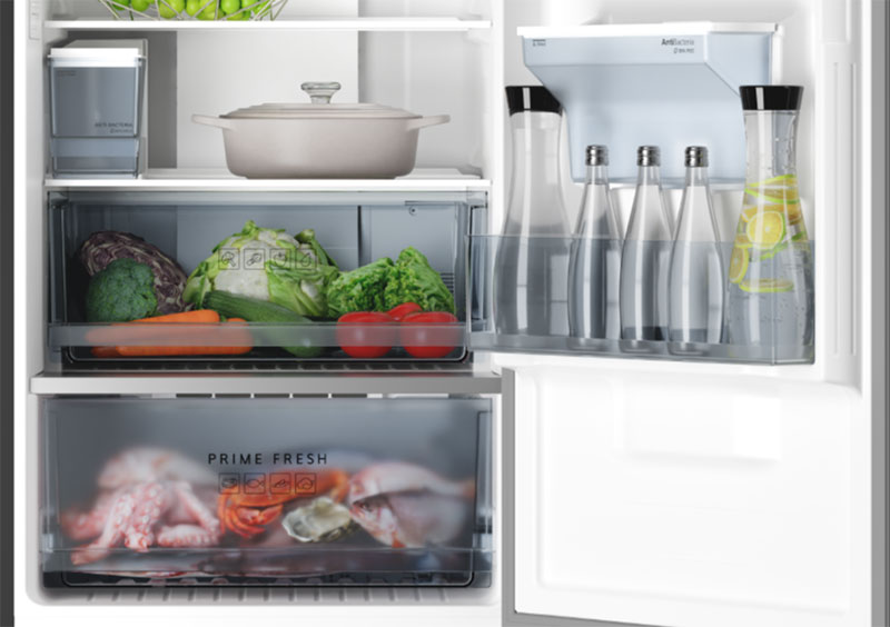 Rau củ quả tươi ngon mọng nước trong ngăn rau quả giữ ẩm