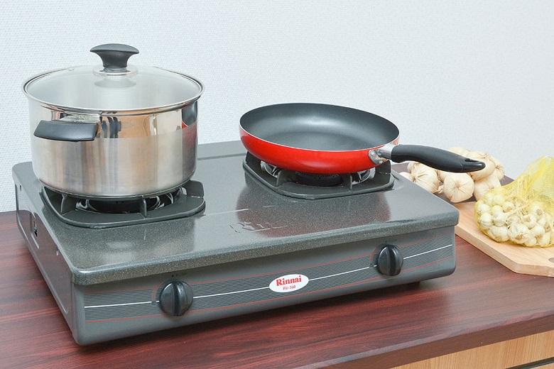 Thiết kế gọn gàng với mặt bếp phủ men chống dính, dễ vệ sinh